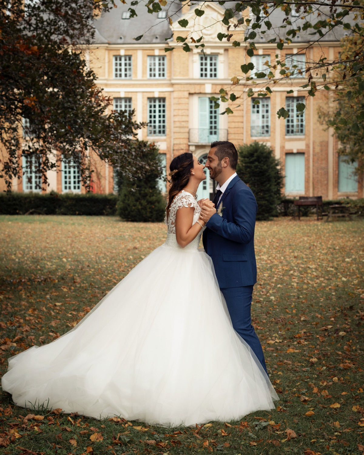 Photo de couple devant un domaine en Normandie
