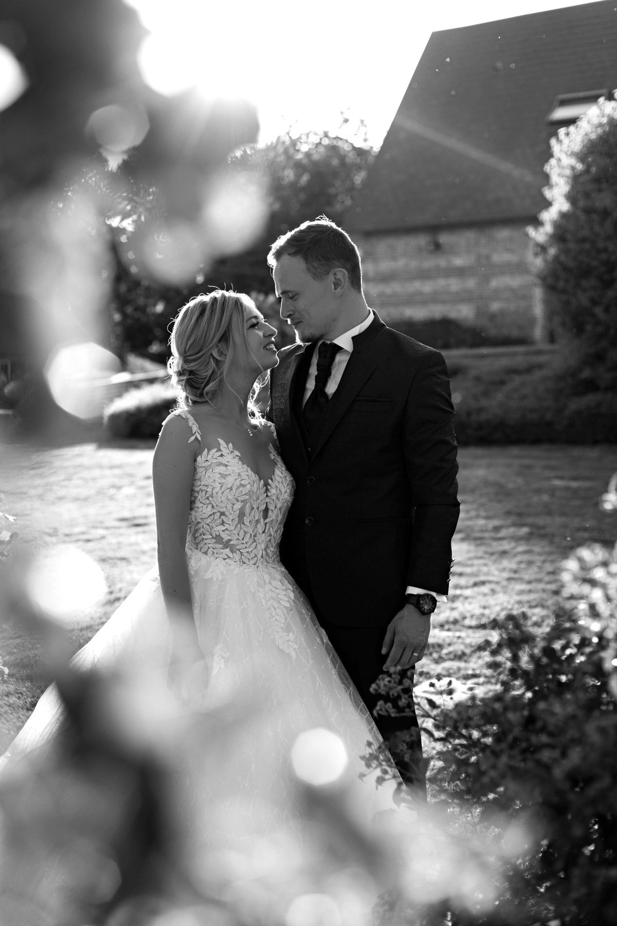 Portrait des mariés en noir et blanc au coucher du soleil