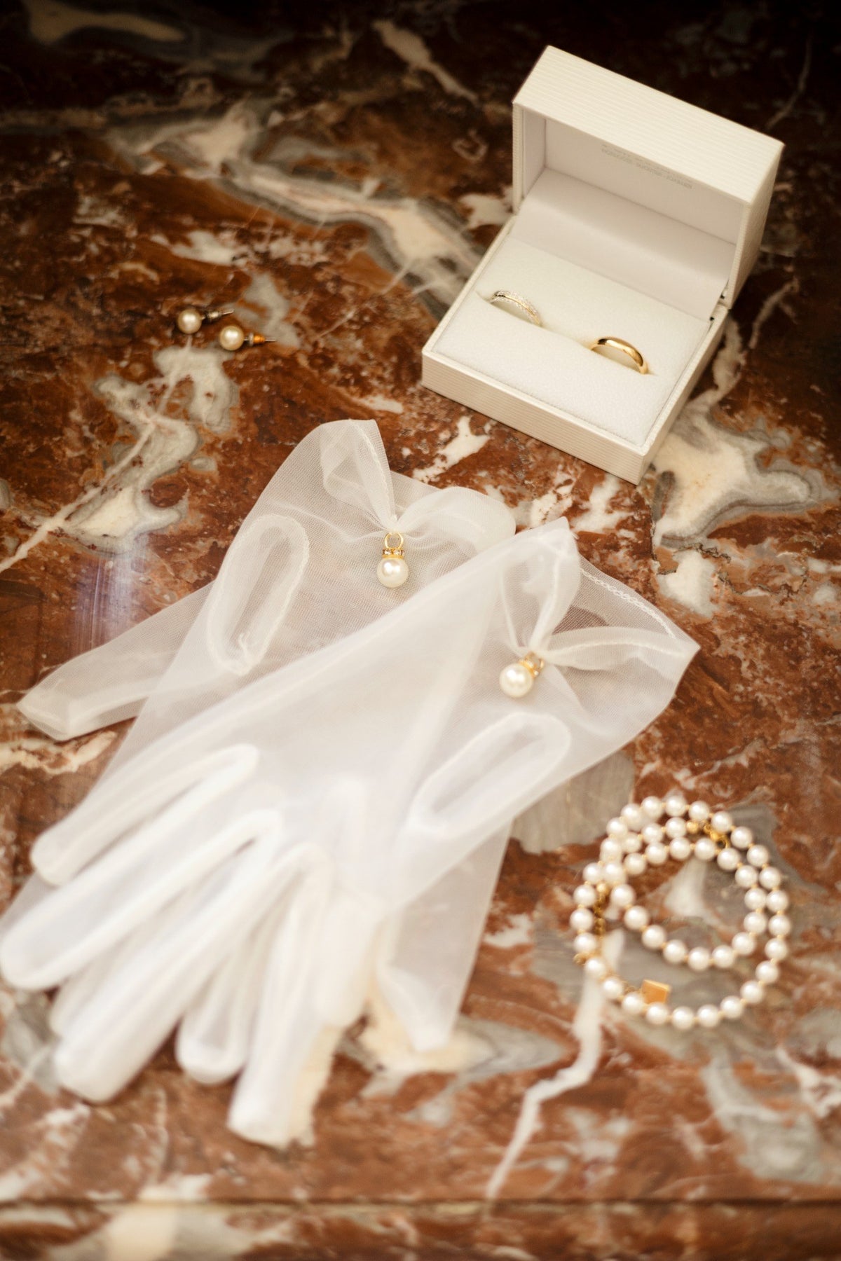 Détails des accessoires et bijoux de la mariée