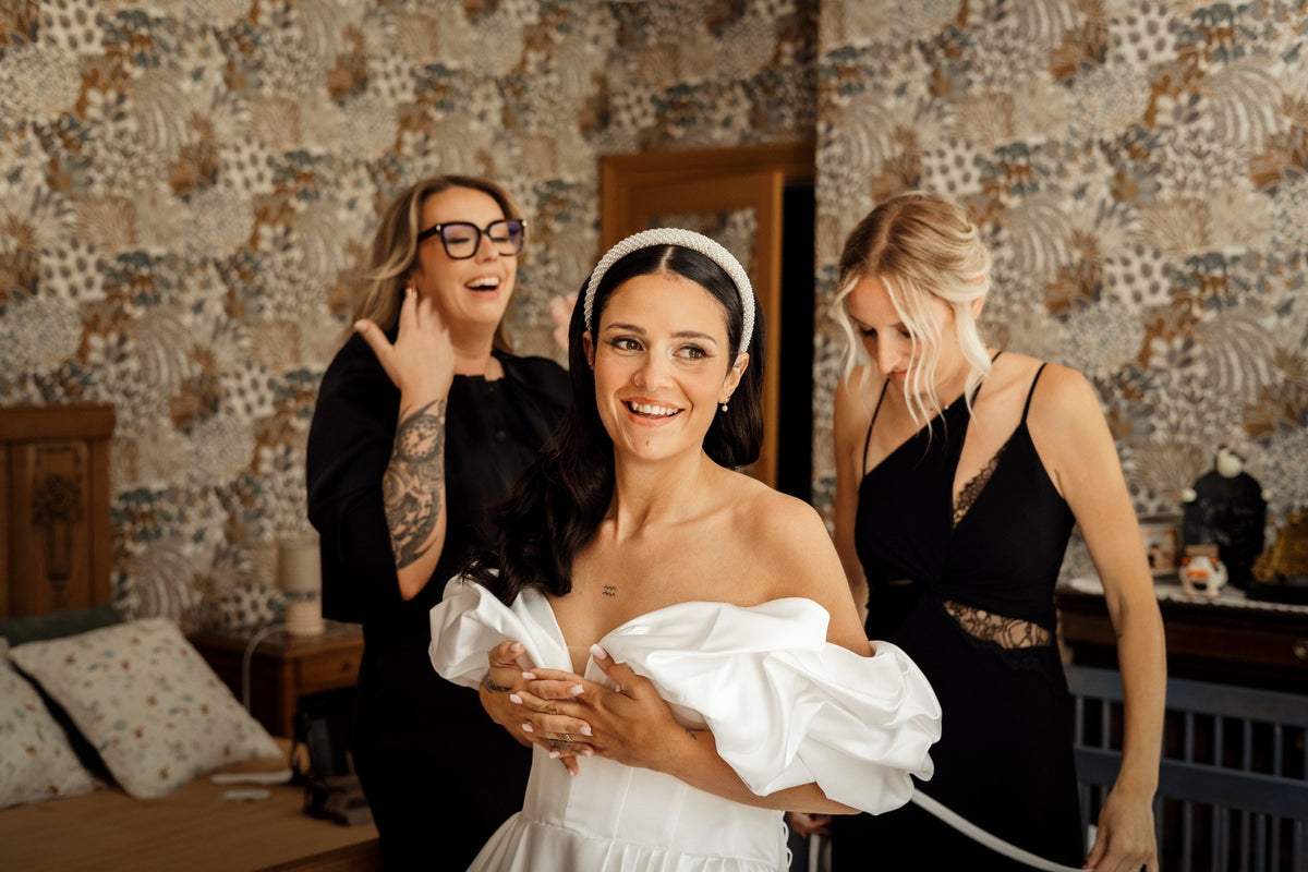 Préparatifs de la mariée entourée de ses proches