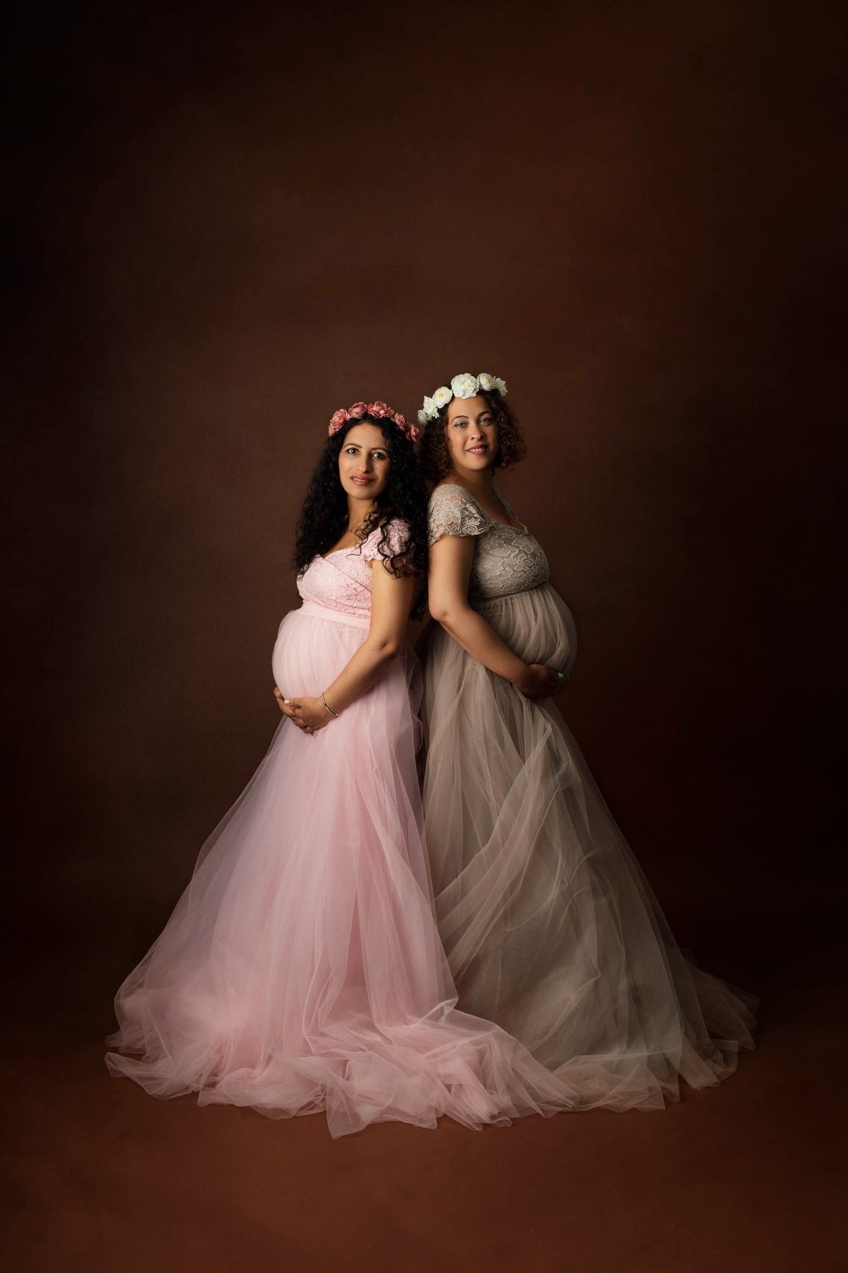 Deux futures mamans en robes lors d'une séance photo maternité