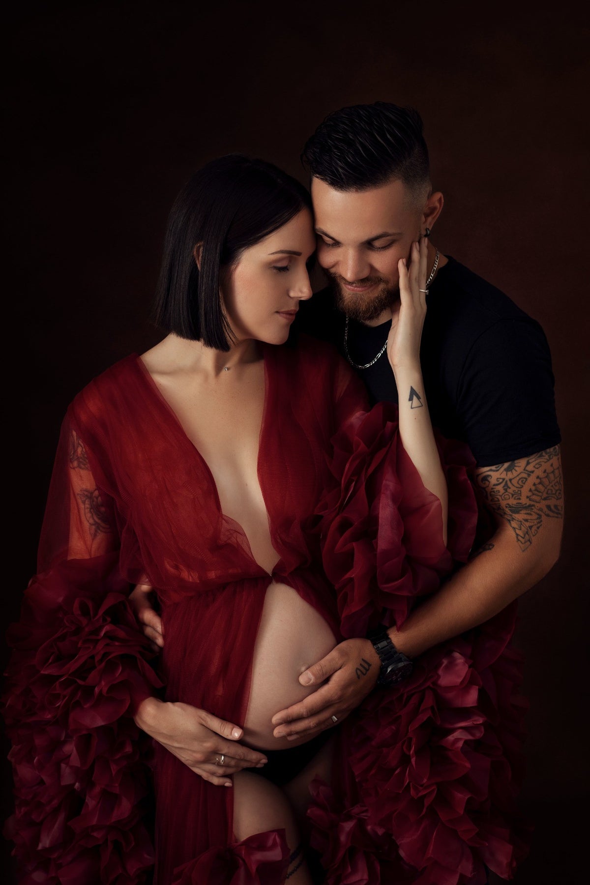 Portrait de grossesse en couple dans une ambiance intimiste