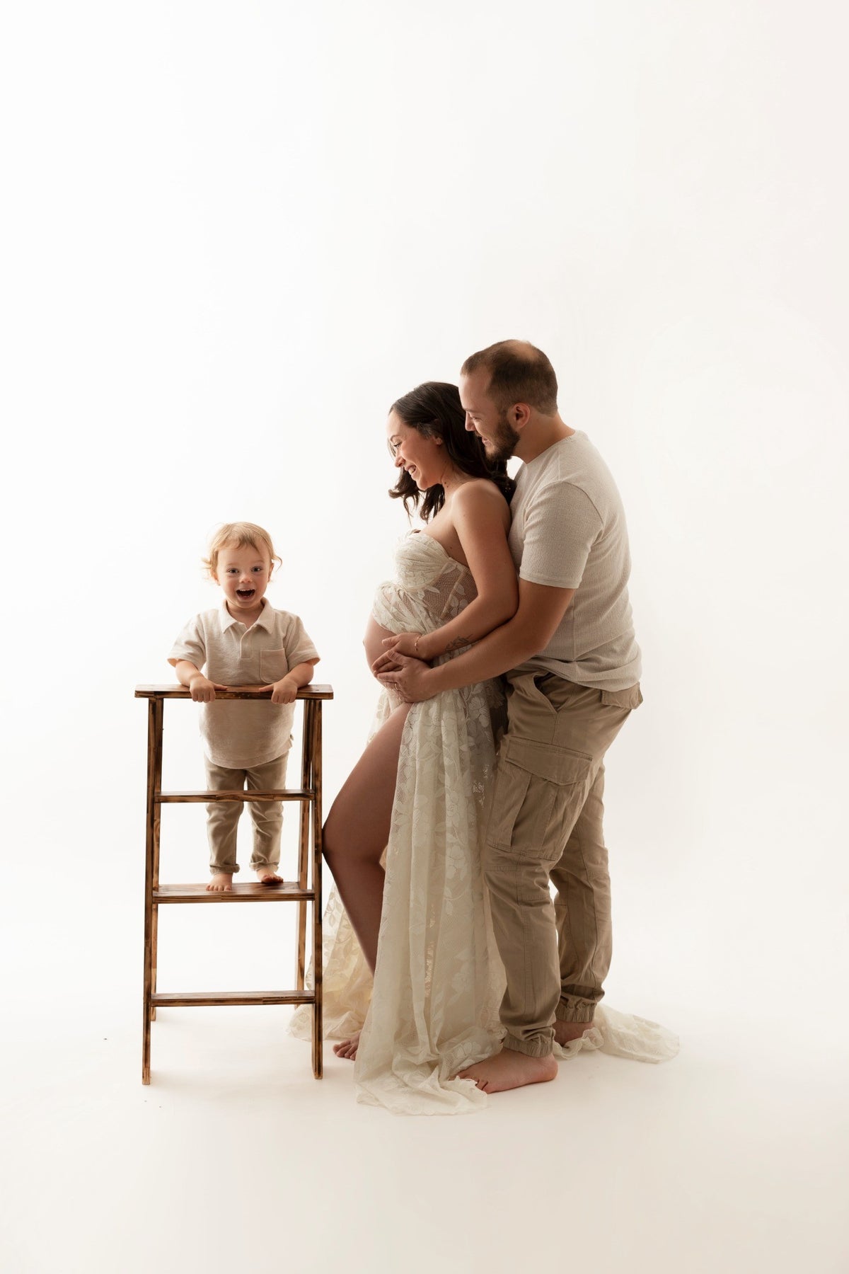 Séance photo grossesse en famille avec les futurs parents et leur enfant
