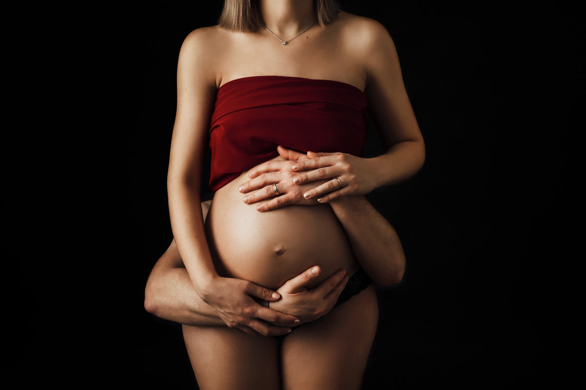 Portrait artistique du ventre d'une future maman en studio