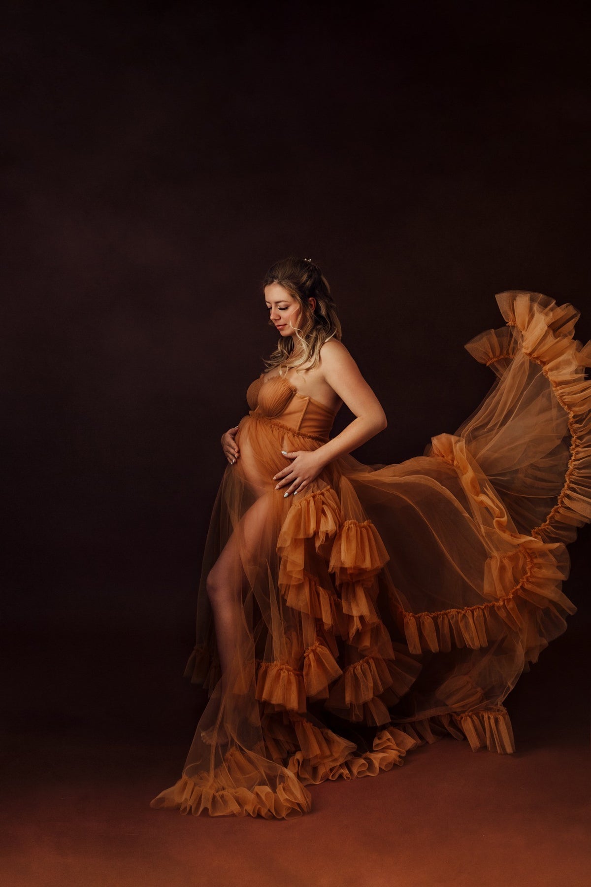 Portrait artistique d'une femme enceinte en robe terracotta