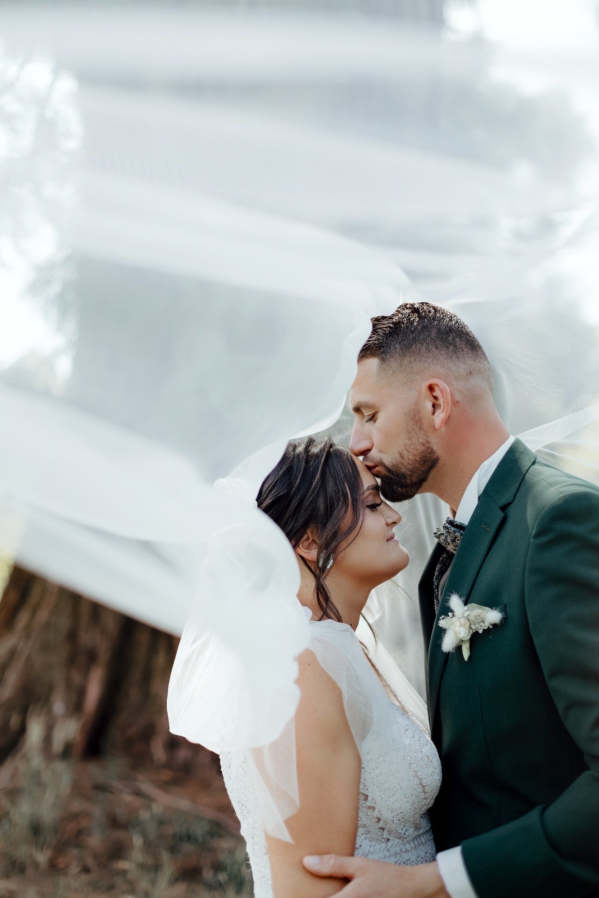 Portrait romantique des mariés sous le voile