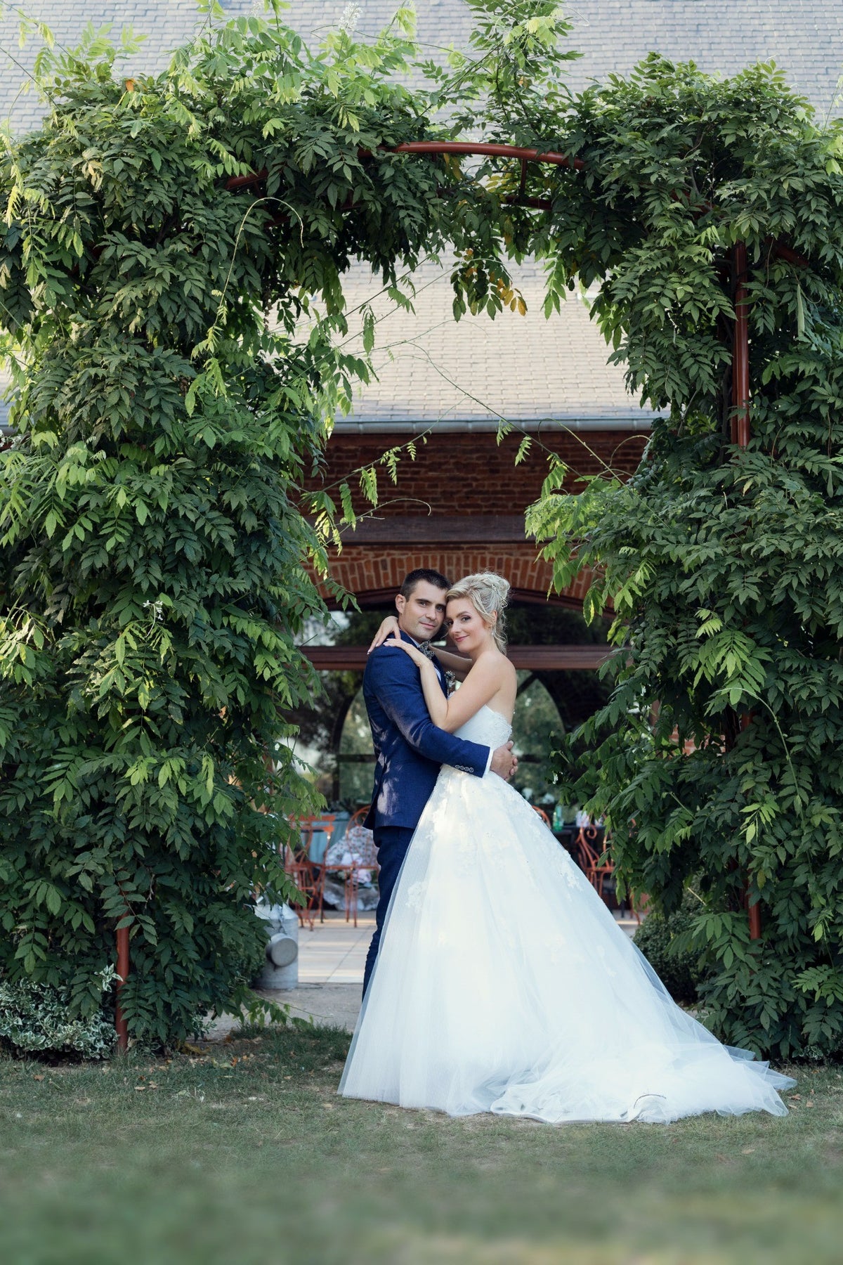 Mariés enlacés pendant leur séance photo de mariage
