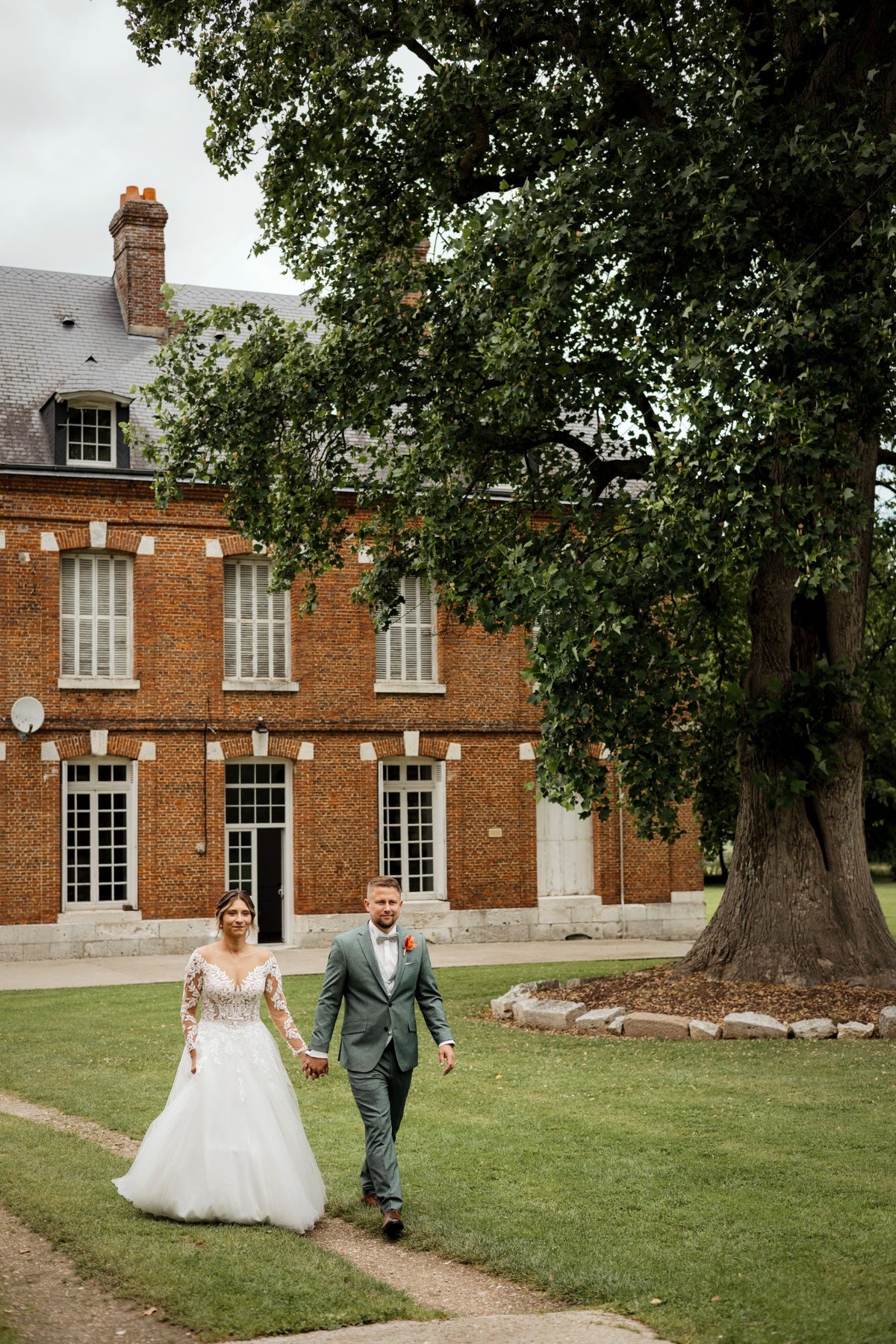 Mariés devant un domaine lors de leur reportage de mariage