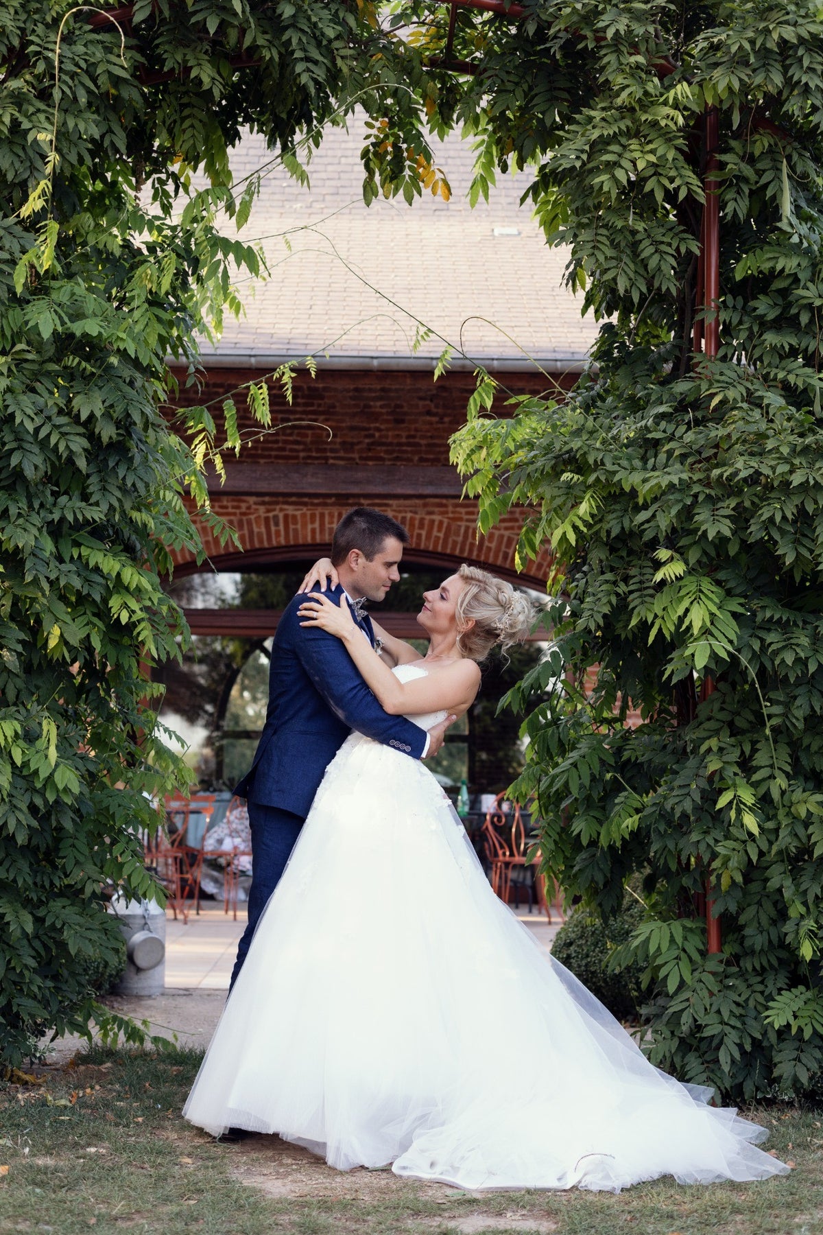Photo de couple des mariés dans un décor végétal