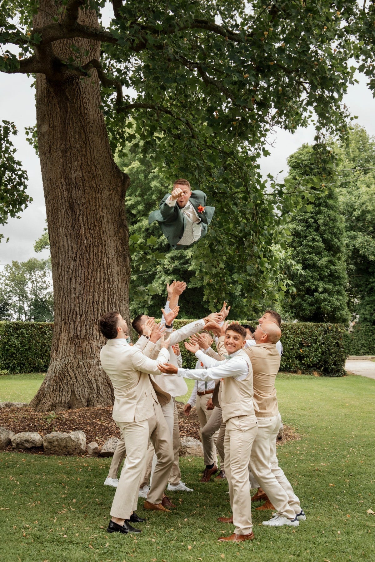 Marié porté par ses témoins pendant un mariage
