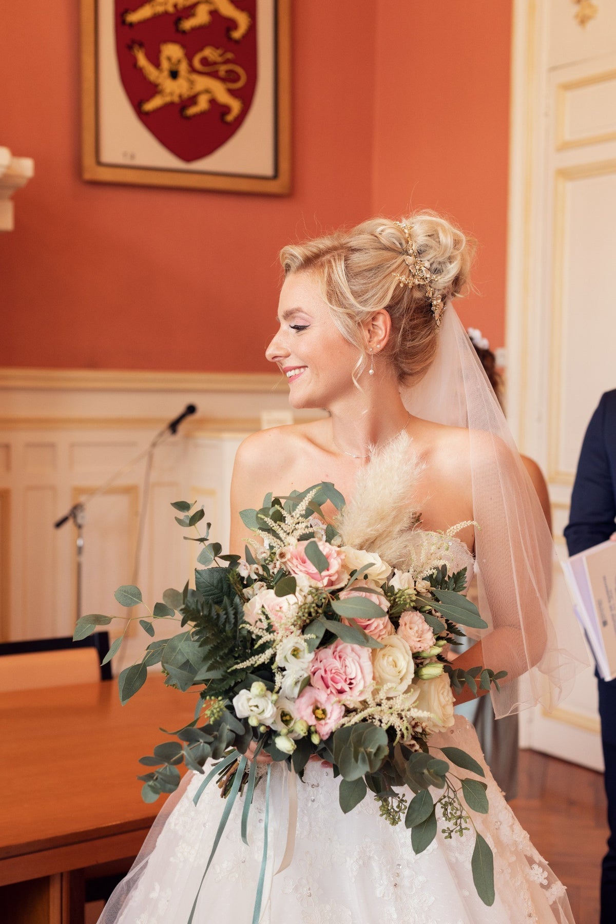 Mariée avec son bouquet pendant la cérémonie