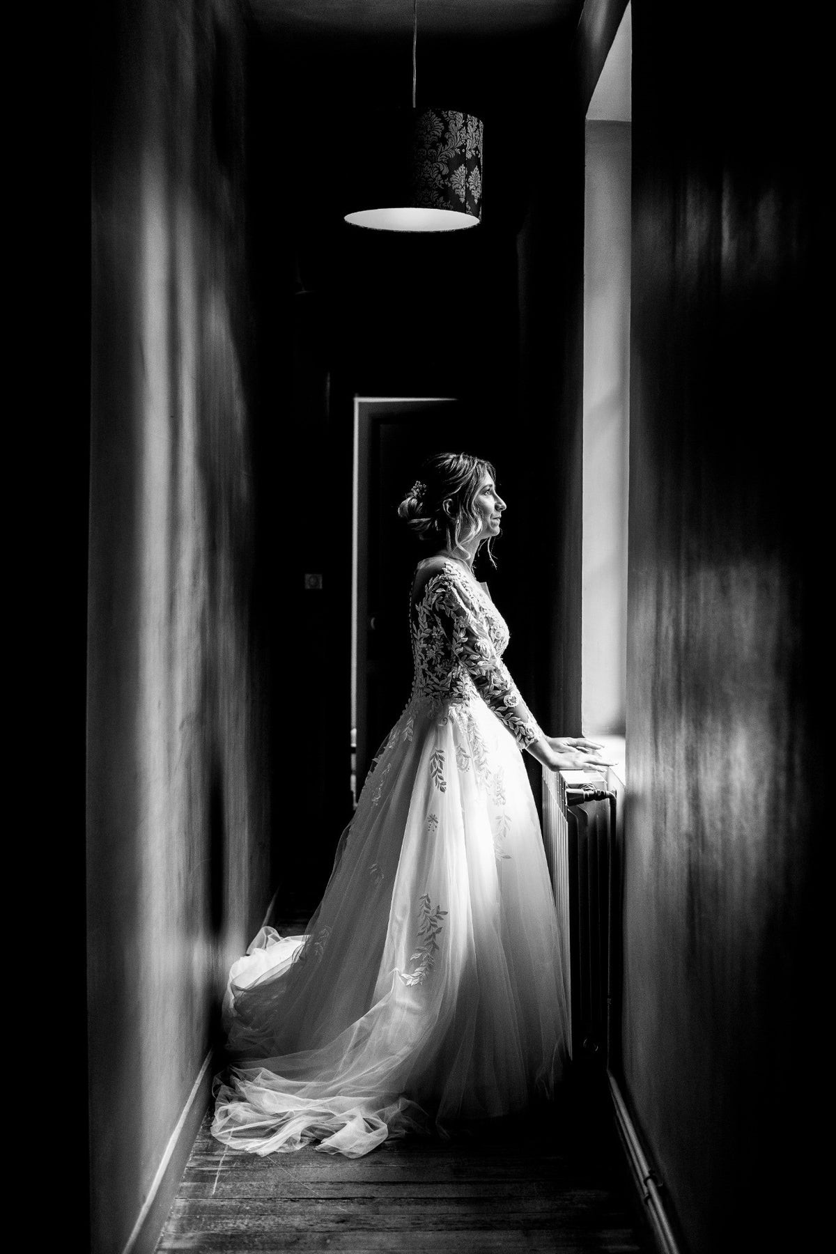 Portrait artistique de la mariée en noir et blanc