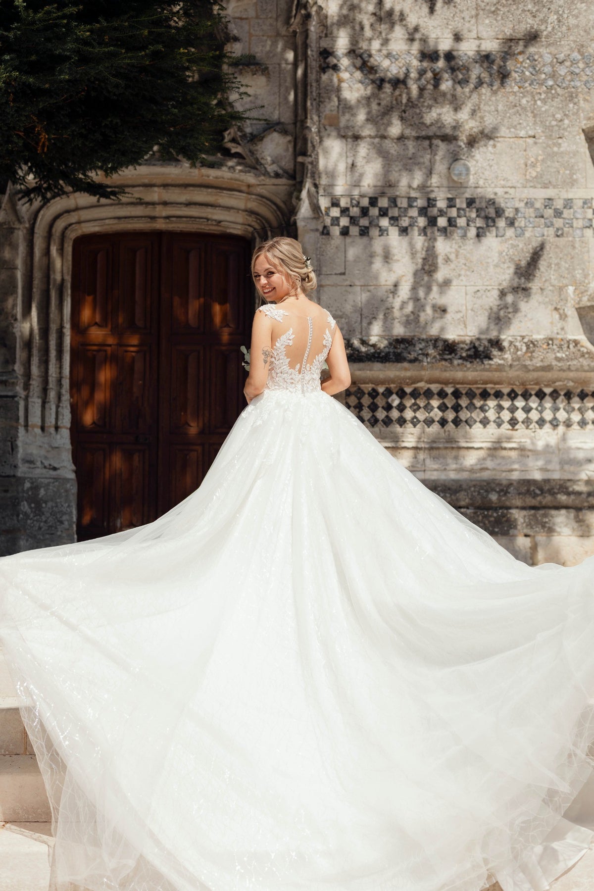 Portrait de la mariée mettant en valeur sa robe de mariage