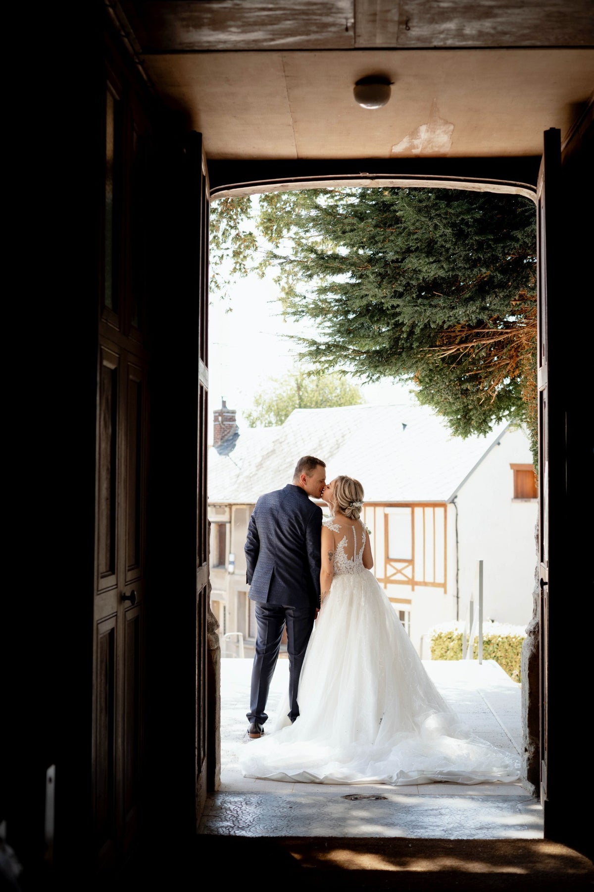 Mariés quittant ensemble leur lieu de réception