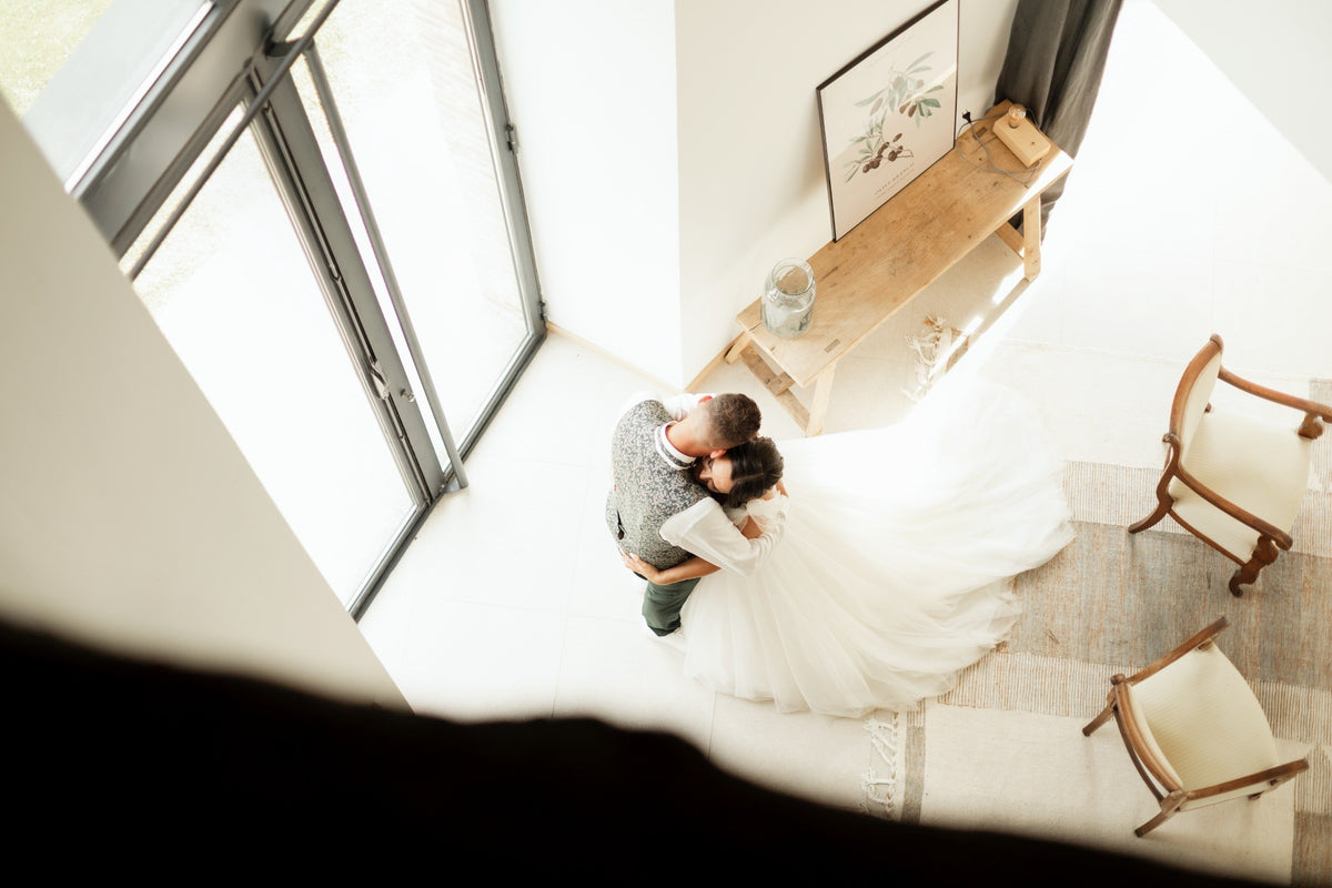 Mariés photographiés depuis un escalier pendant leur mariage