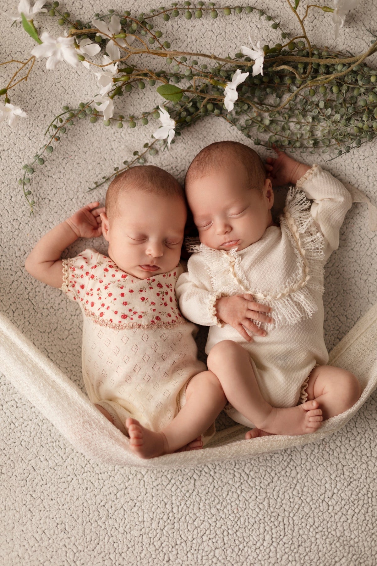 Jumeaux nouveau-nés photographiés ensemble dans un décor naturel