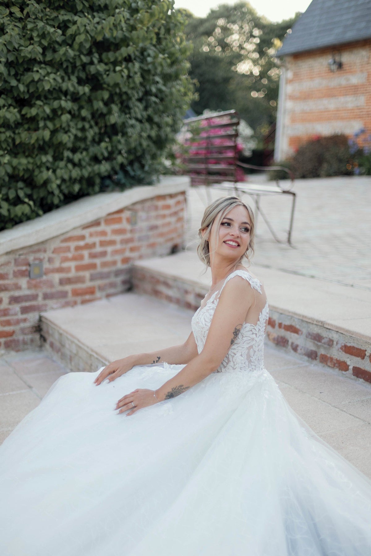 Portrait naturel de la mariée dans sa robe de mariage
