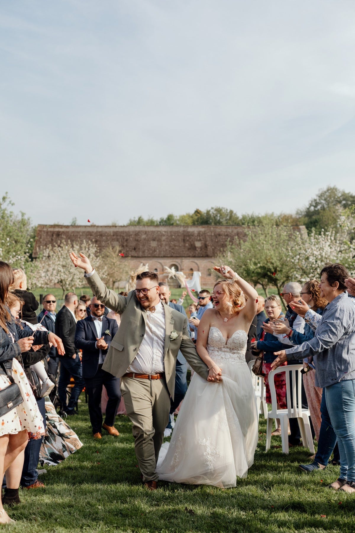 Sortie des mariés entourés de leurs invités